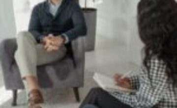 心理治療室內，治療師與來談者坐著交談